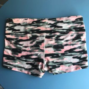 Lululemon Wamo Camo boogie shorts size 8